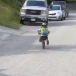 Imperdible :: Video de Niño que se va en bici al Colegio