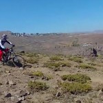 24/7 StrokeMoto y Montenbaik traen la carrera que quieren ver: MTB DH v/s MOTO!