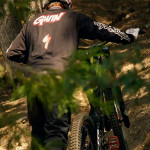 Aaron Gwin destrozando el terreno en su Specialized Demo 8 de Carbono