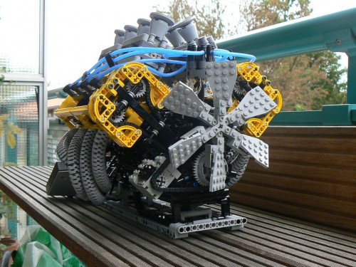 _LEGO_V8_Engine_1