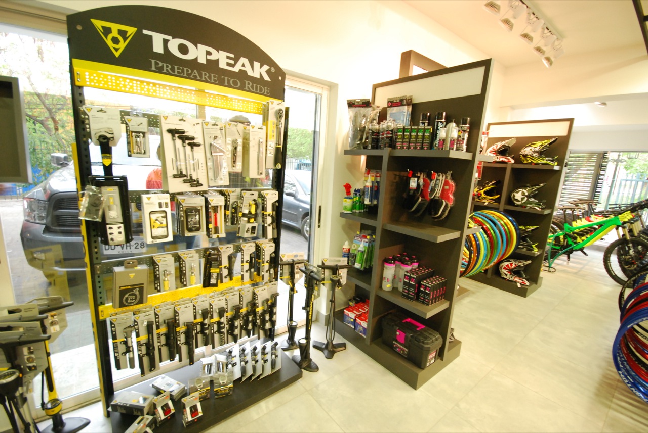 Un fantastico stand TopPeak con gran cantidad de herramientas y accesorios como carpas y bolsos.