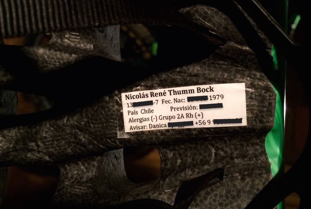 Foto de la Etiqueta que tengo en mi casco, archivo hecho en word con letra tamaño 8, luego pegado con autoadhesivo transparente