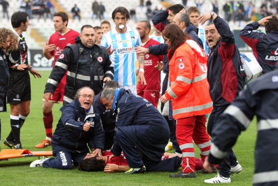 003 - 2012 Piermario Morosini, centrocampista del Livorno, de 25 años, de muerte súbita sobre el césped del Adriático, el estadio del Pescara, en un duelo de la Serie B (Segunda División) italiana