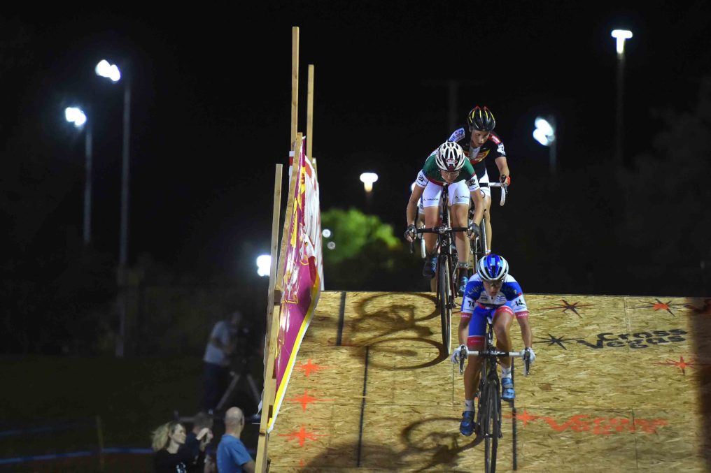 Cyclocross : 1st World Cup Las Vegas (Usa) 2015 / Women Katerina NASH (Cze)/ Eva Lechner (ITA)/ Sanne CANT (Bel)/ Wereldbeker Coupe du monde/ Cross Vegas/ (c)Tim De Waele
