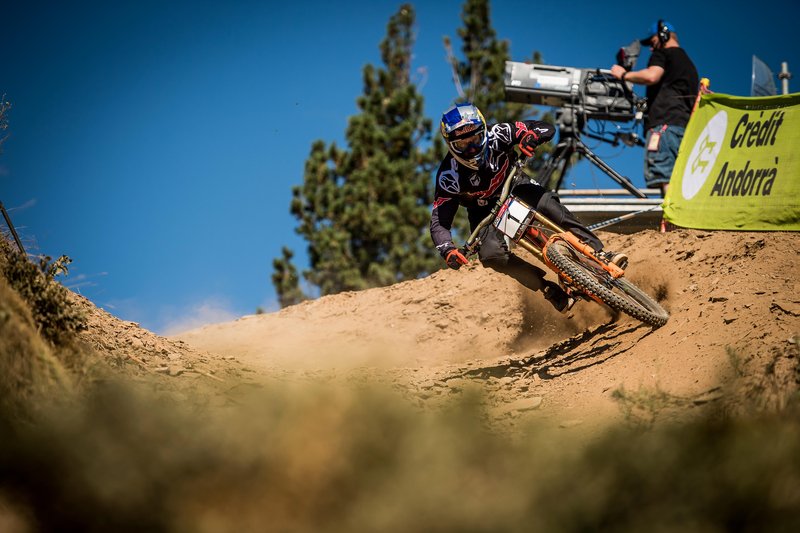 aaron-gwin-racing-his-qualification-run-at-the-2016-vallnord-uci-dh-world-cup