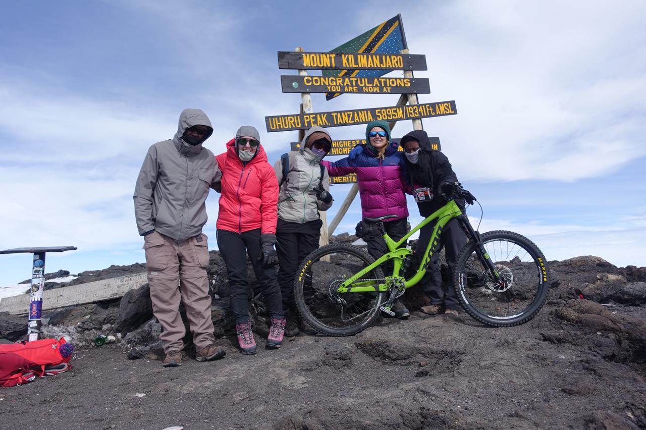 La cordada femenina subiendo el Kilimanjaro
